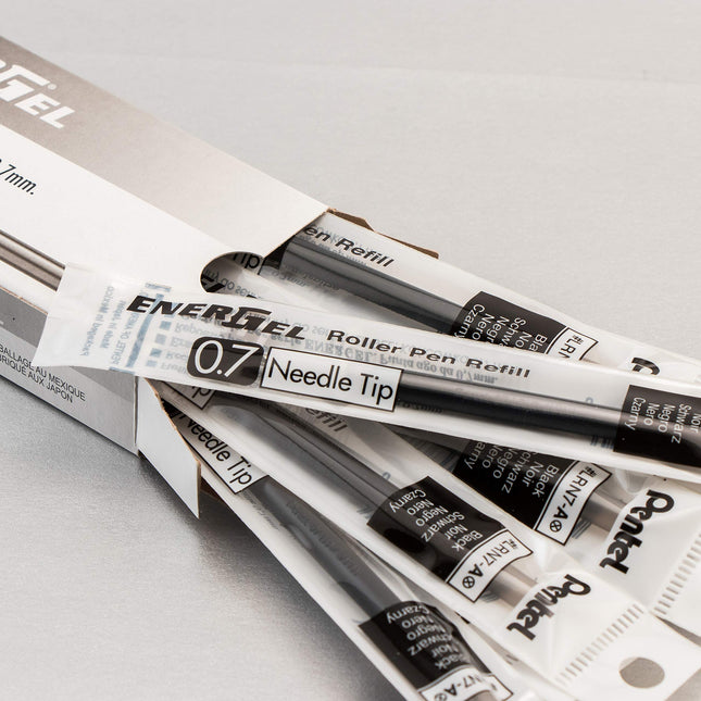 Tinta de recambio Pentel para bolígrafo de gel líquido EnerGel con punta de aguja de 0,7 mm, paquete de 12, tinta negra (LRN7-A-12)