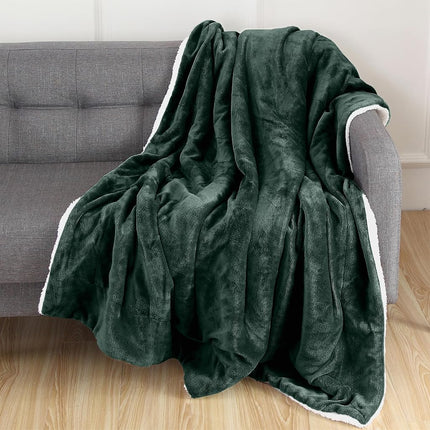 Manta Reversible Elegante Comfort, de Sherpa, Lisa, para Todas las Estaciones - Súper Suave, Acogedora y de Peluche - Manta Decorativa, Perfecta para Descansar, 50 x 60 pulgadas, Manta de Sherpa Verde Caza
