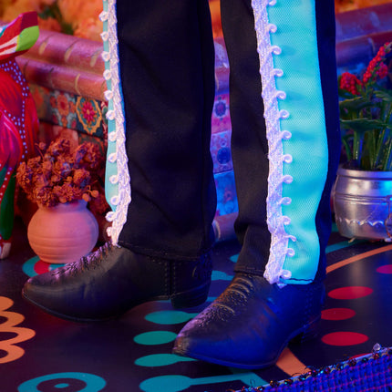 Muñeco Ken de Colección Barbie Signature 2024 Día de Muertos con Traje Negro y Acentos Celeste, Sombrero y Accesorios de Cinturón, HRM73
