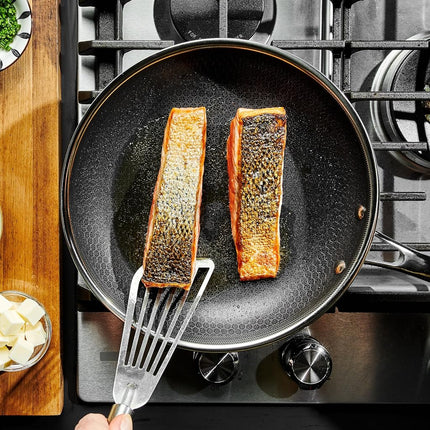 HexClad Hybrid Nonstick 25 cm Frying Pan with Tempered Glass Lid, Stay-Cool Handle, Dishwasher-Friendly, Oven-Safe Up to 480°C, Induction Ready, Compatible with All Cooktops